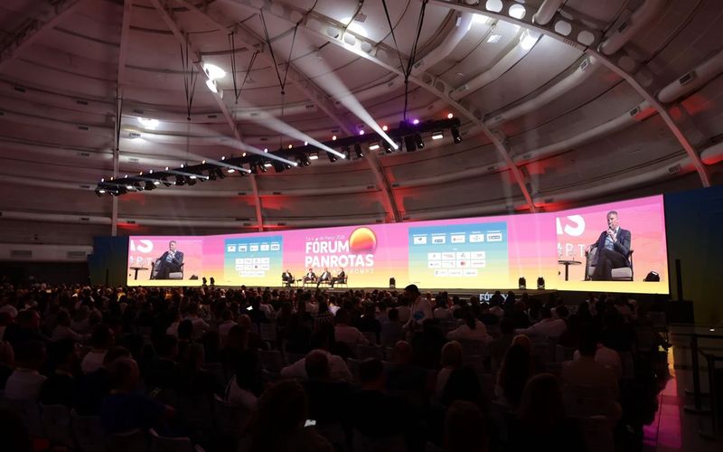 Plenária do Fórum PANROTAS com painel de LED panorâmico e plateia lotada